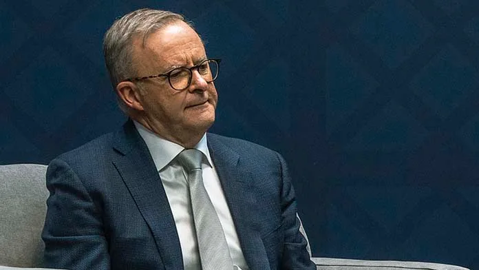 Anthony_Albanese_seated